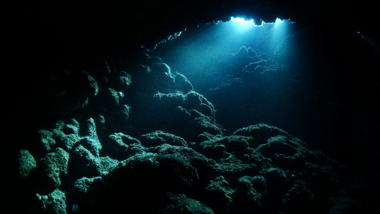太阳光线，阳光光束和阳光在水下洞穴美丽的光风景在海洋潜水者看到在洞穴背景视频素材