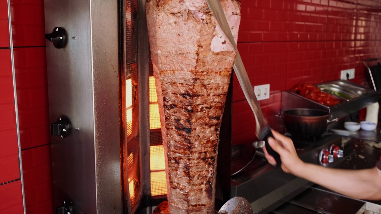 在餐厅里烹饪和切土耳其烤肉视频素材