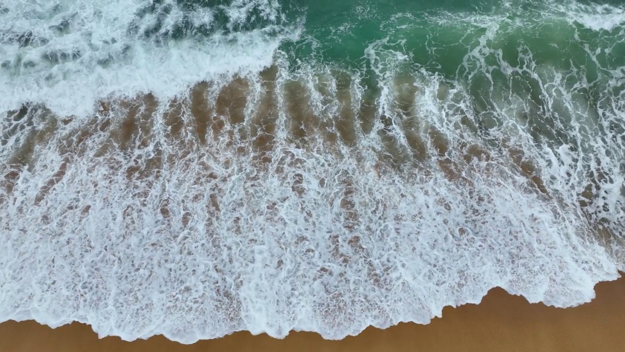 海滩上海浪的俯视图视频素材