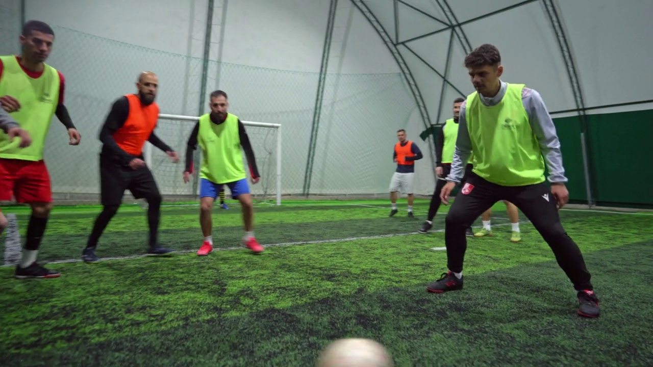 踢进一球并与队友一起庆祝的足球运动员视频素材