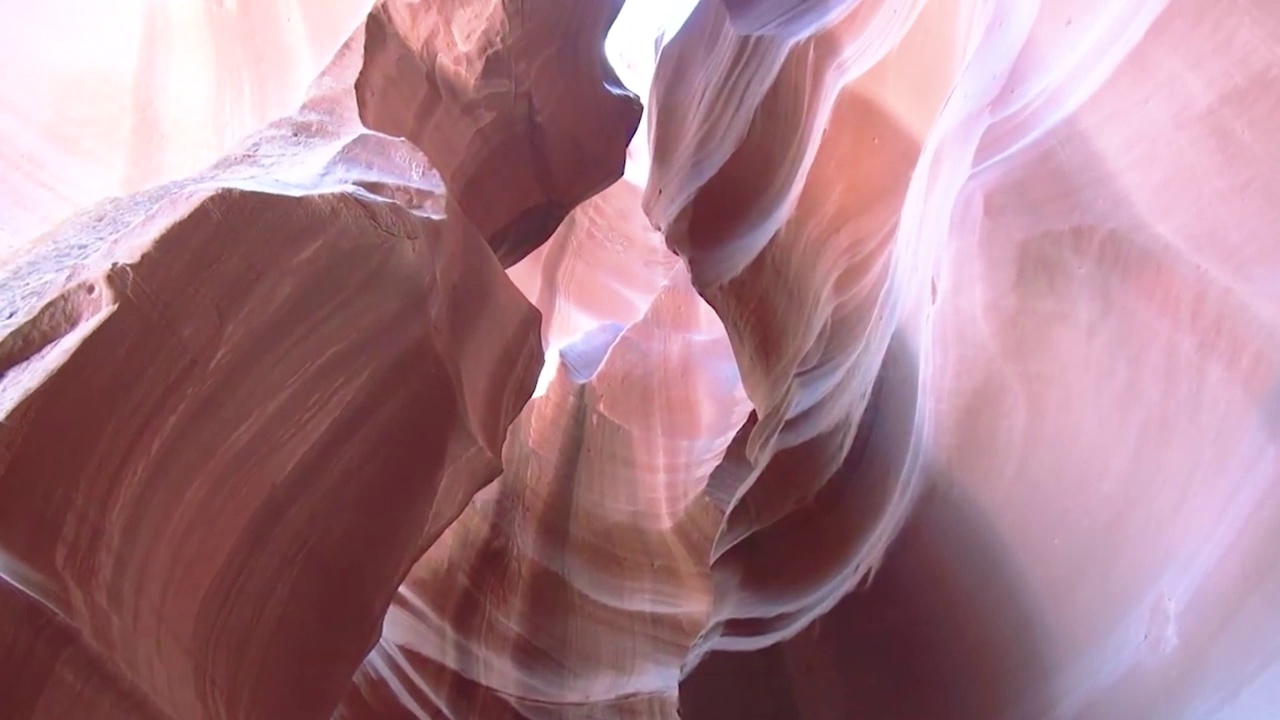 橙色砂岩峡谷的石波。视频素材