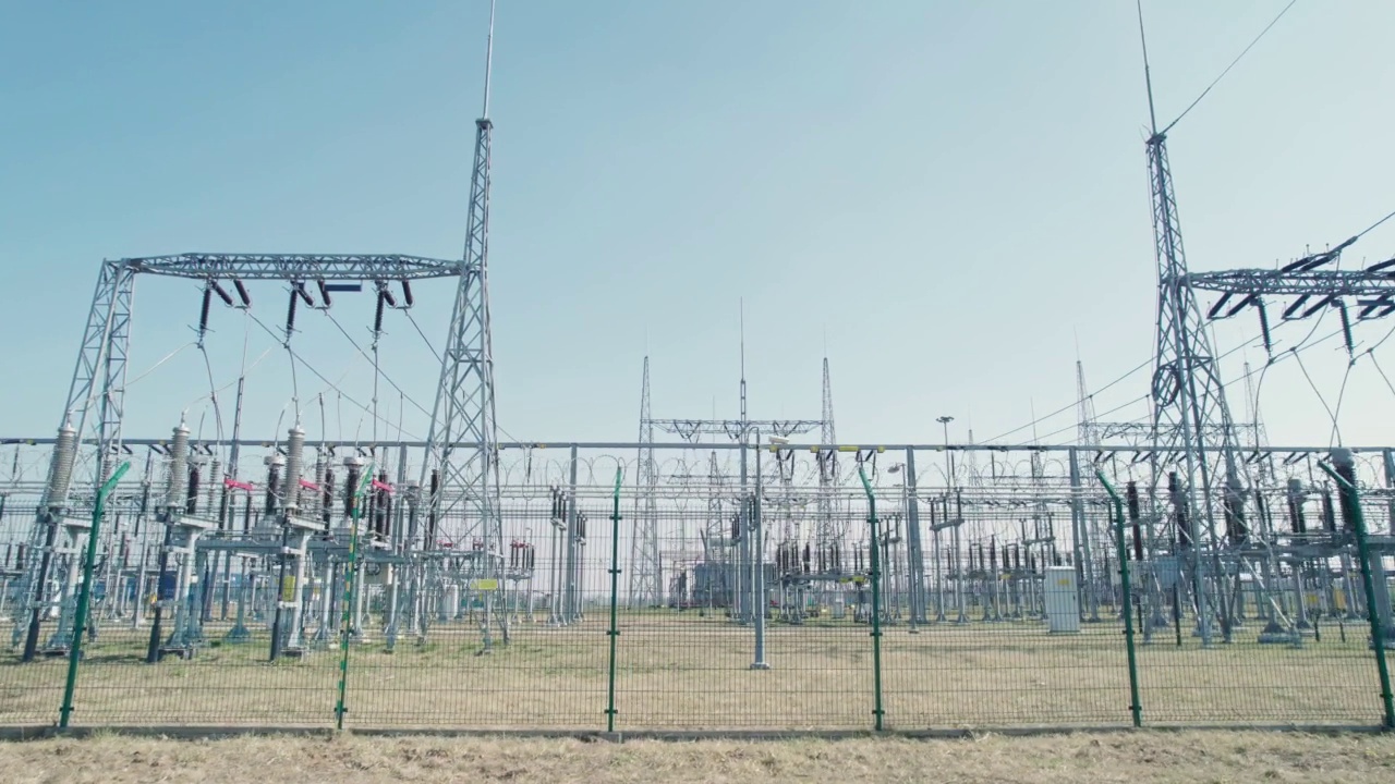 变电站，国家能源安全。一座被带刺铁丝网包围，由工业摄像机监控的发电站。视频素材