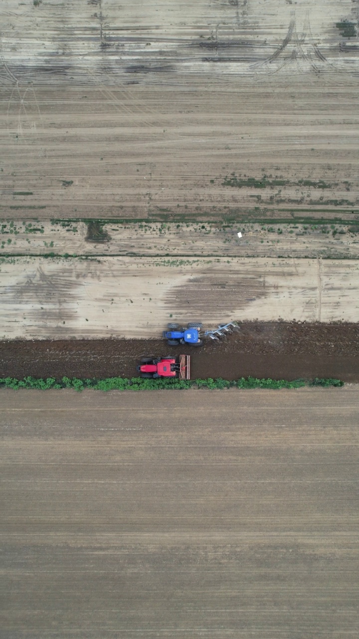 农用拖拉机耕地鸟瞰图视频素材