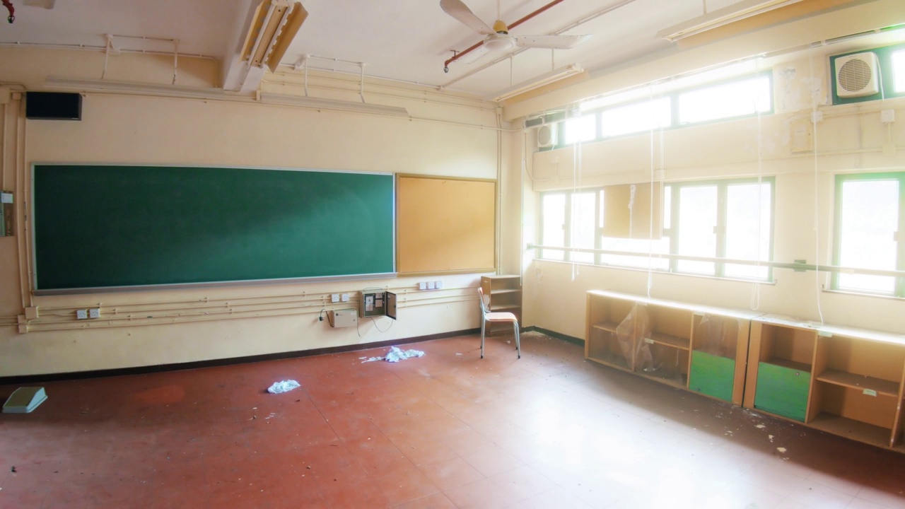 废弃的学校教室。令人不安的情绪视频素材