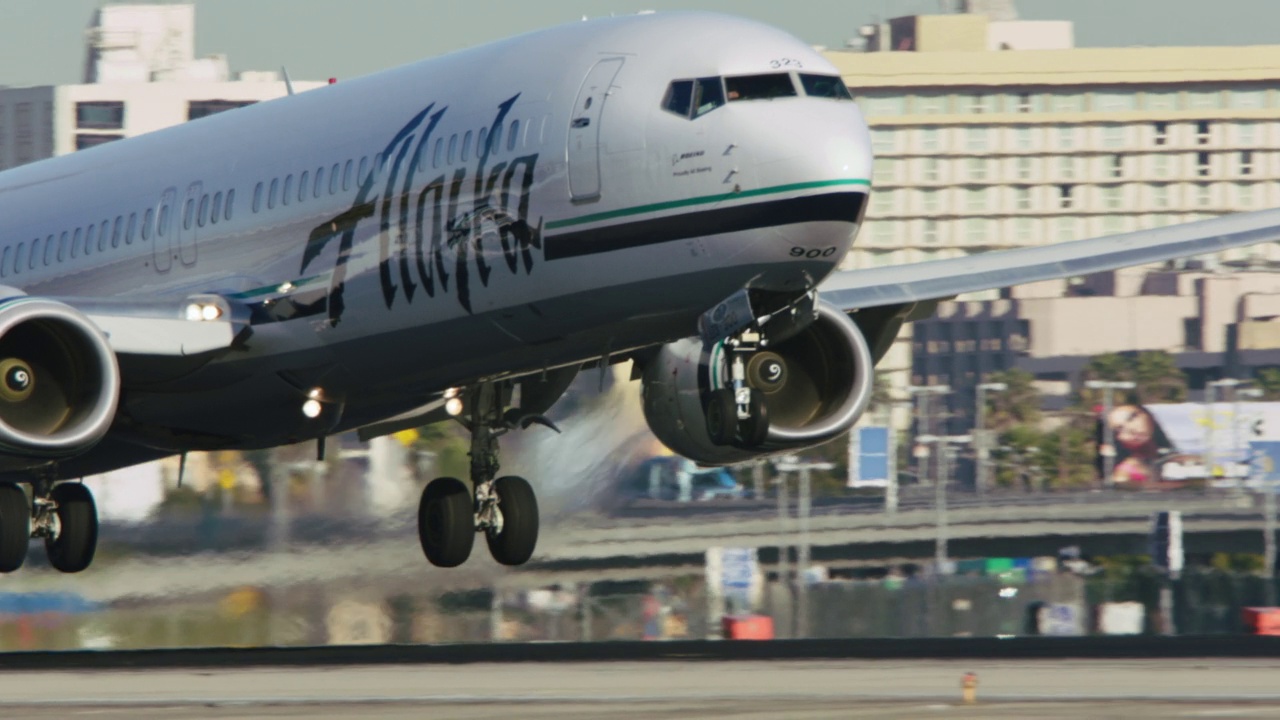 阿拉斯加航空公司波音737飞机在洛杉矶国际机场降落。视频素材