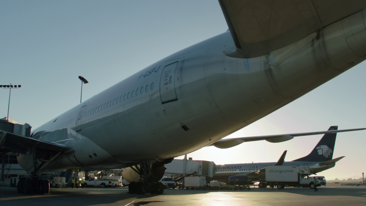WS法国航空777在洛杉矶国际机场登机口。视频下载