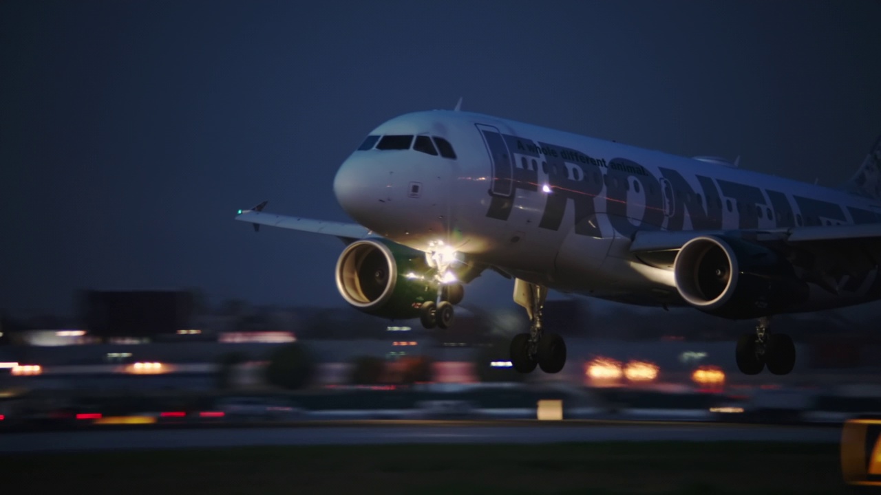 前沿航空公司空客A319于夜间在洛杉矶国际机场降落。视频素材