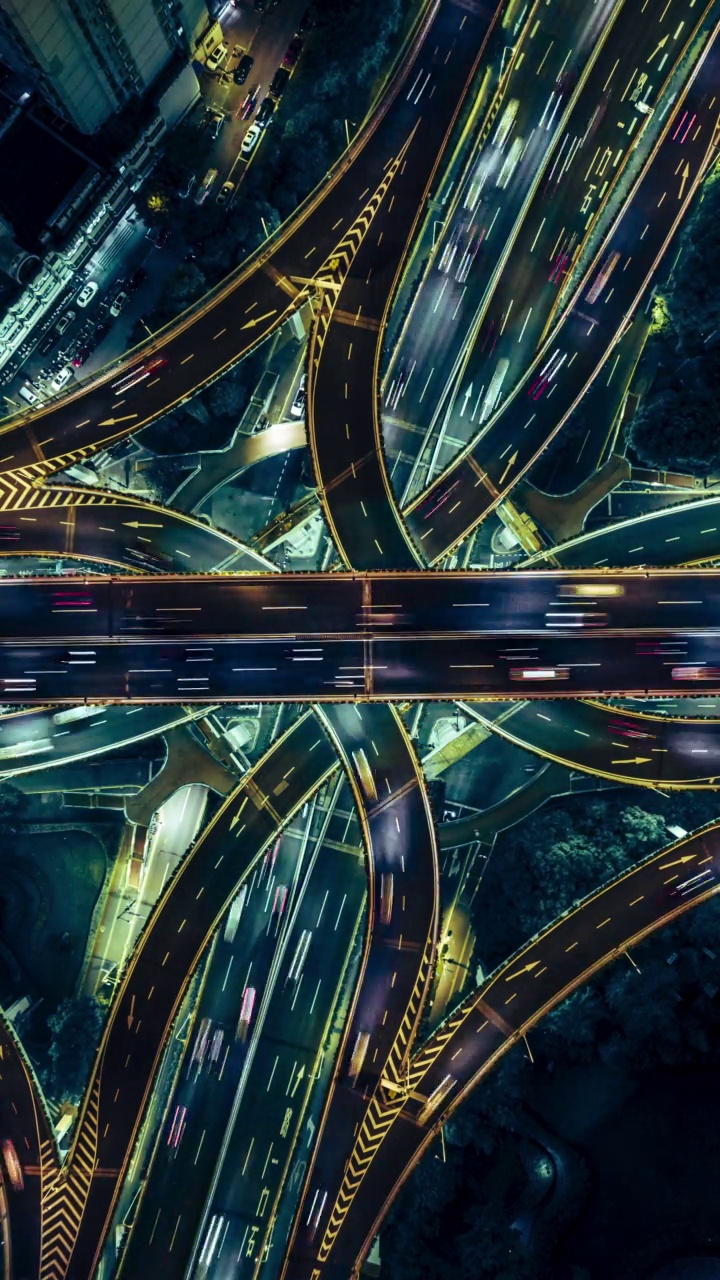 T/L无人机视角的天桥和城市交通在夜间视频素材