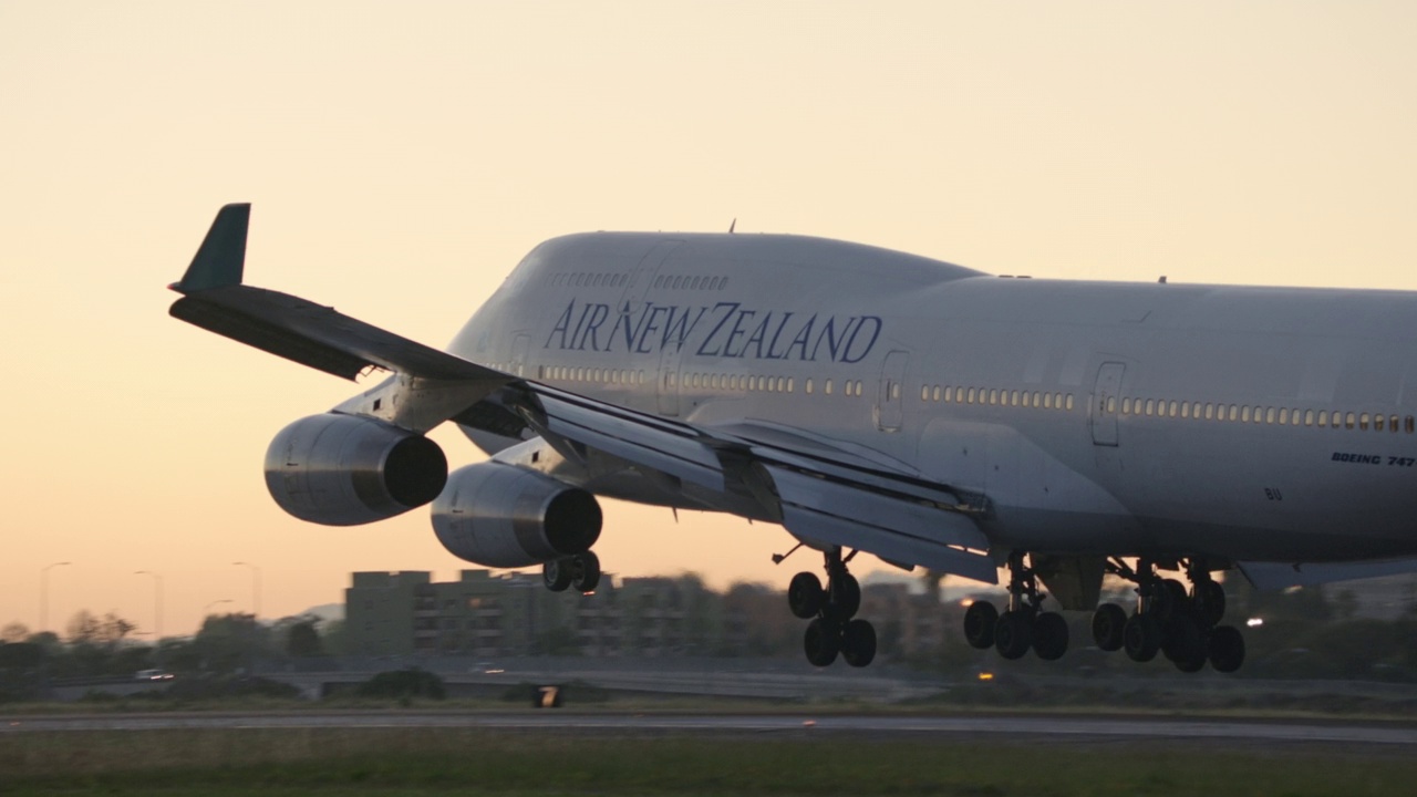 新西兰航空公司波音747于黄昏时分在洛杉矶国际机场降落。视频素材