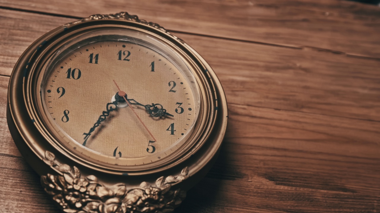 木制背景上的古董挂钟与移动的秒针视频下载