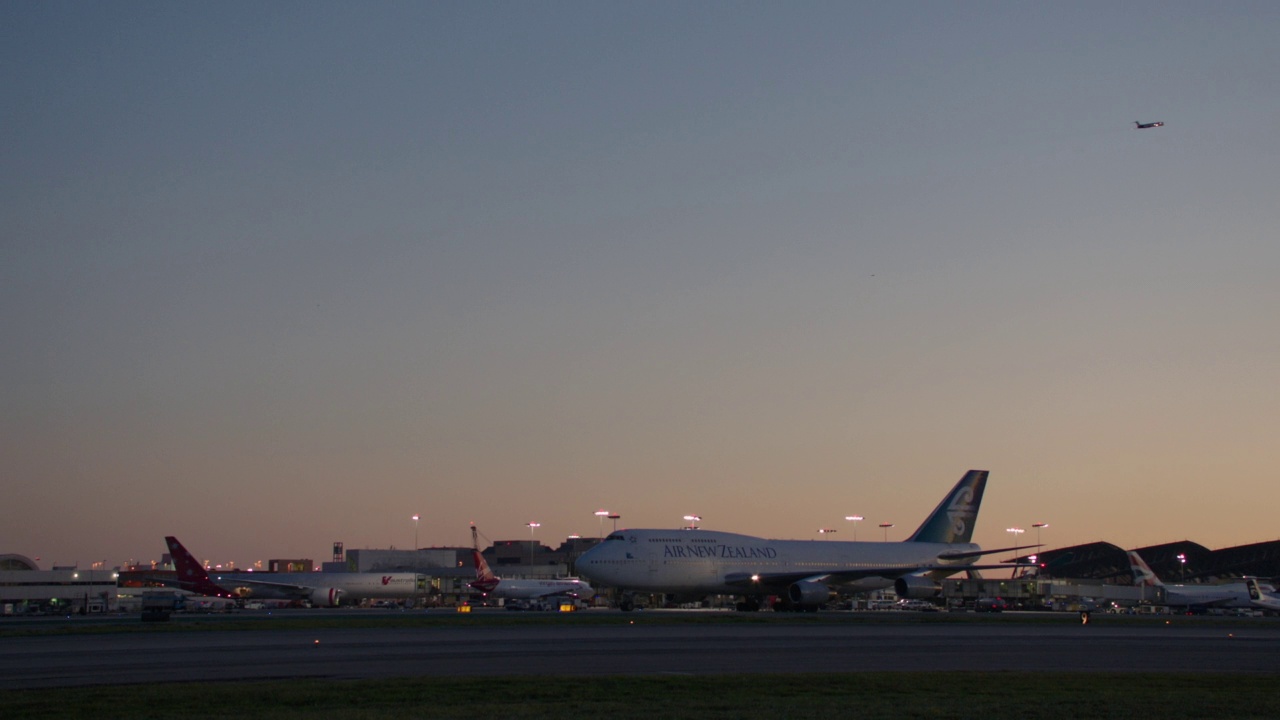 新西兰航空公司波音747在黄昏时分在洛杉矶国际机场滑行。视频素材