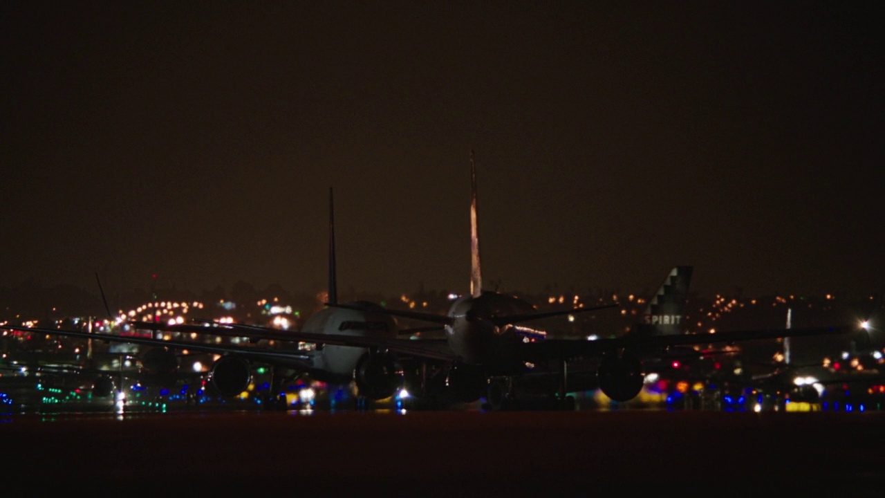 晚上，达美航空公司的波音737飞机在洛杉矶国际机场的一排飞机上滑行。视频素材