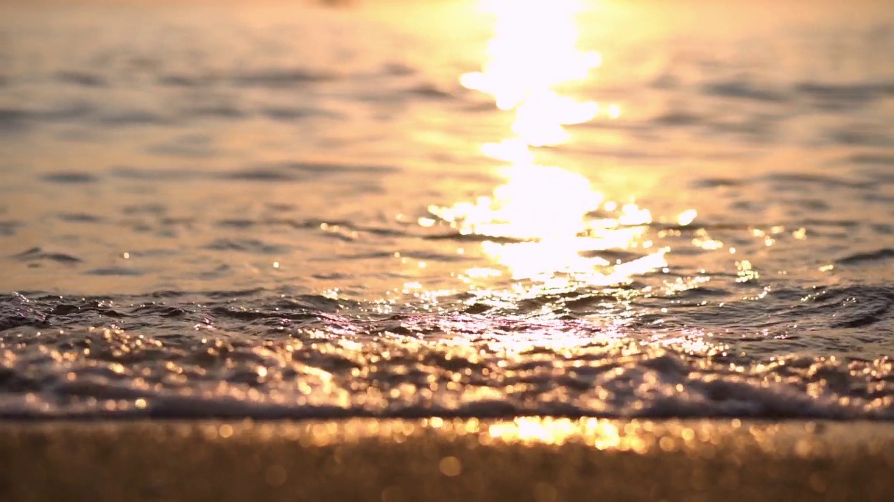 日落时的海浪视频素材