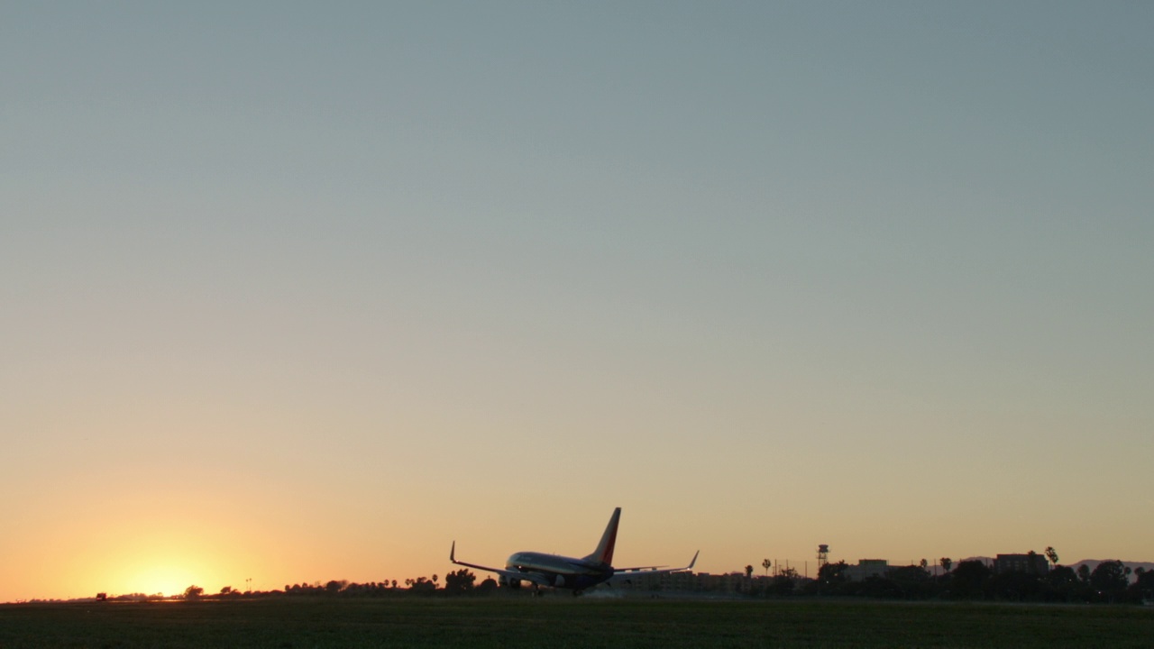 WS西南航空737飞机在日落时分降落在洛杉矶国际机场。视频素材