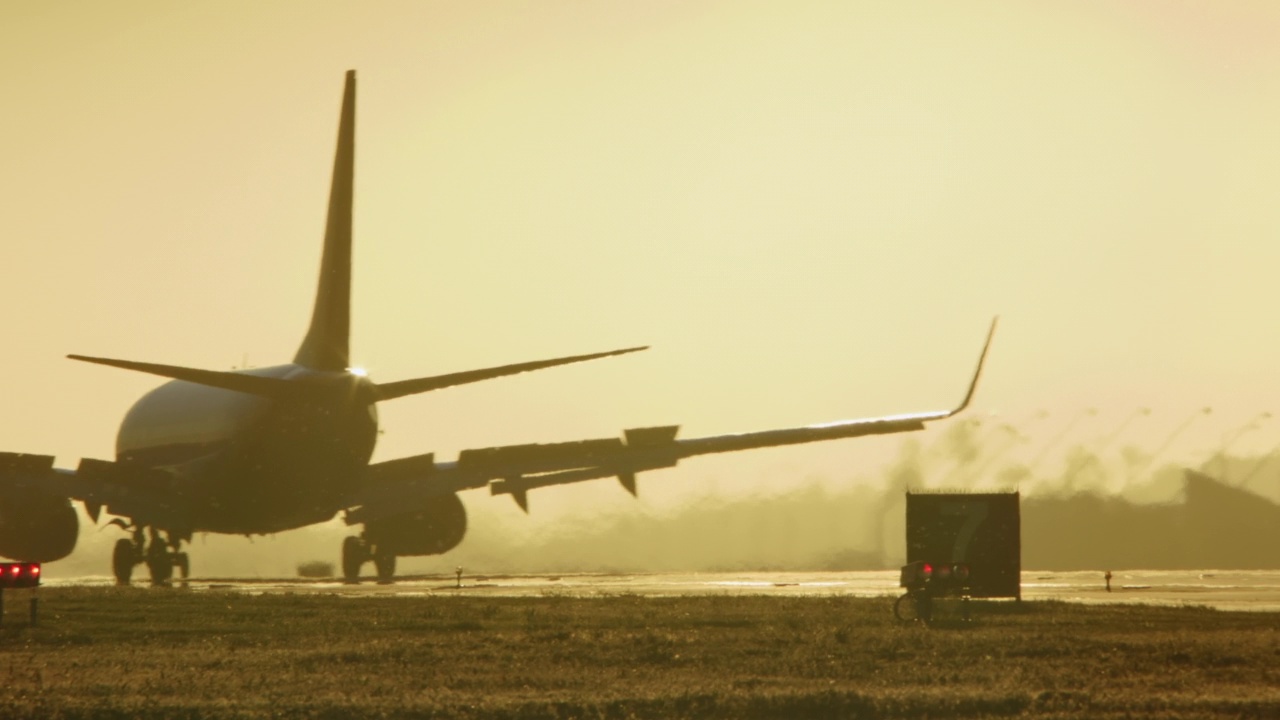 美国西南航空公司波音737飞机在日落时分降落在洛杉矶国际机场。视频素材
