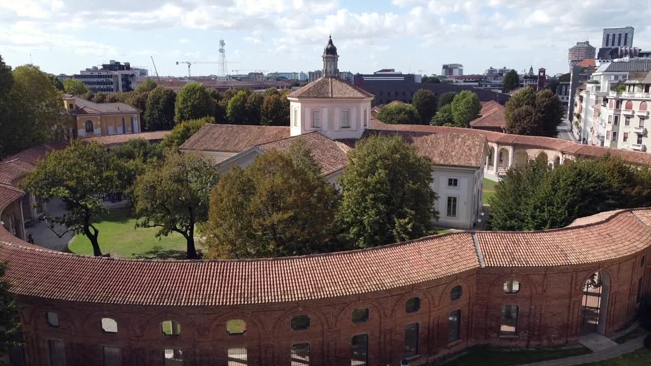 欧洲，意大利，米兰2020年10月-无人机鸟瞰图，位于米兰市中心的Rotonda della Besana纪念碑教堂。视频素材
