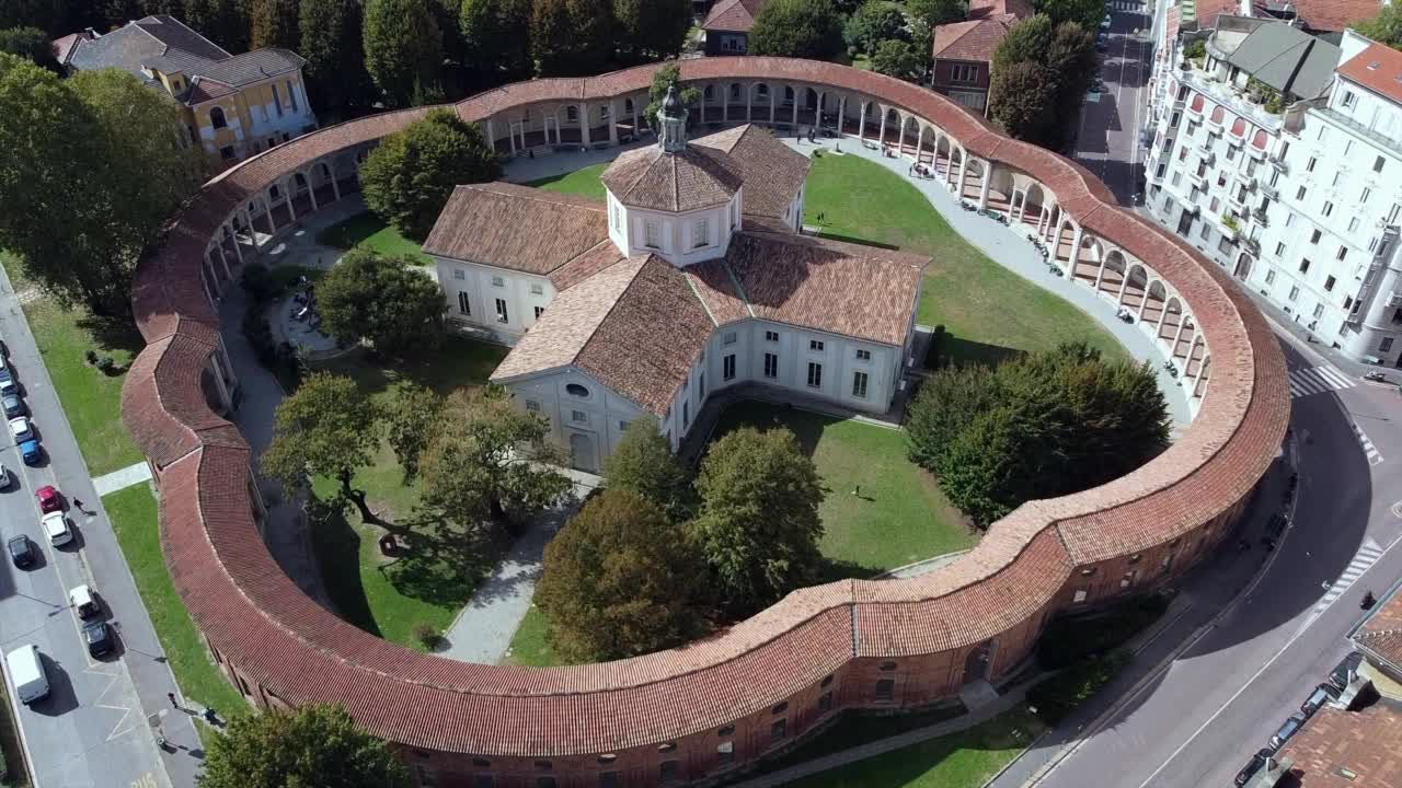 欧洲，意大利，米兰2020年10月-无人机鸟瞰图，位于米兰市中心的Rotonda della Besana纪念碑教堂。视频素材
