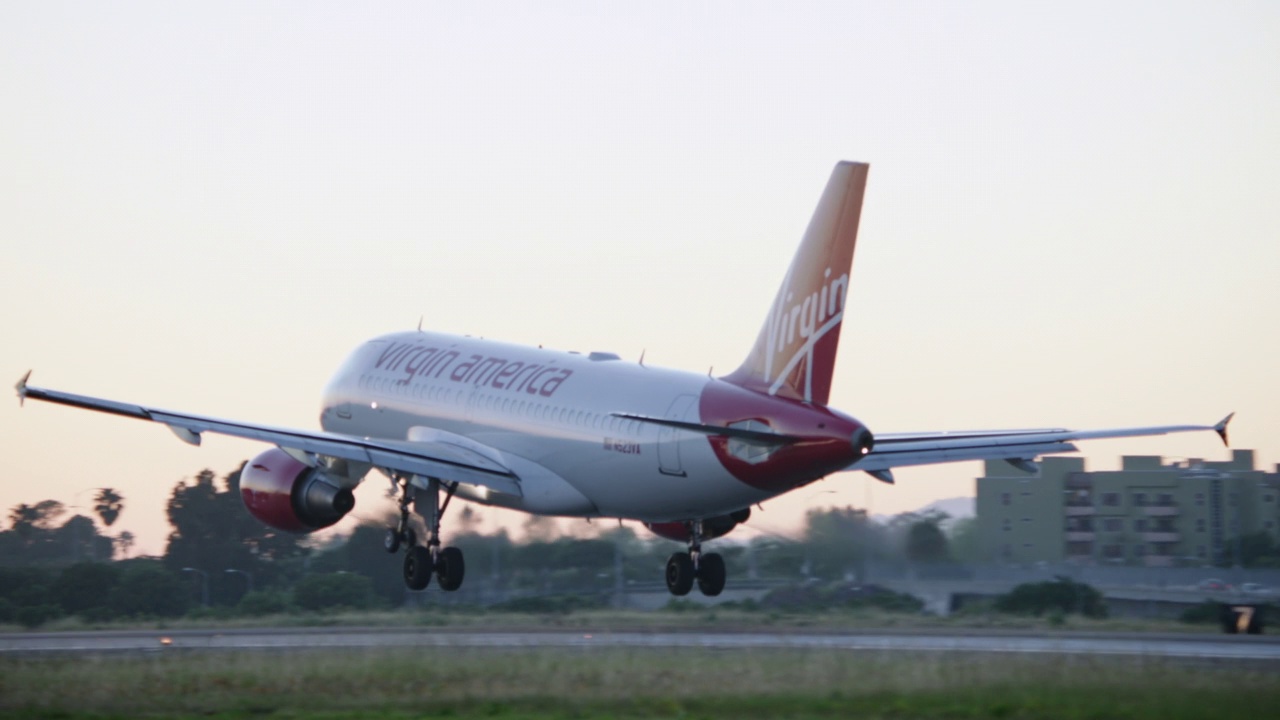 美国维珍航空公司空客A319在日落时分降落在洛杉矶国际机场。视频素材