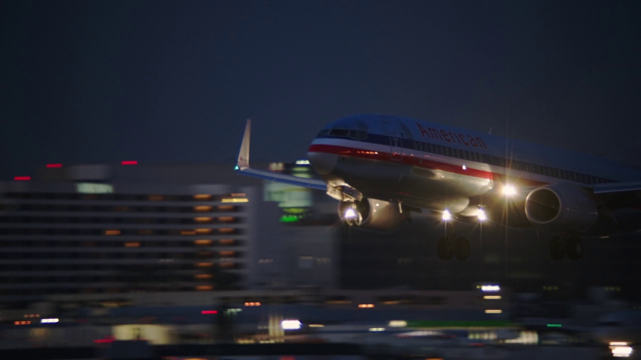 美国航空公司波音737在洛杉矶国际机场降落。视频素材
