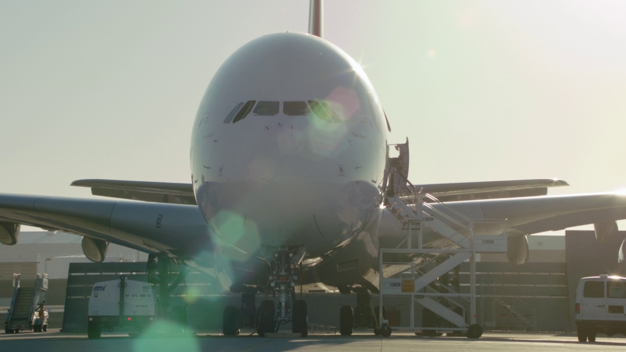 澳航空客A380在洛杉矶国际机场接受服务。视频素材