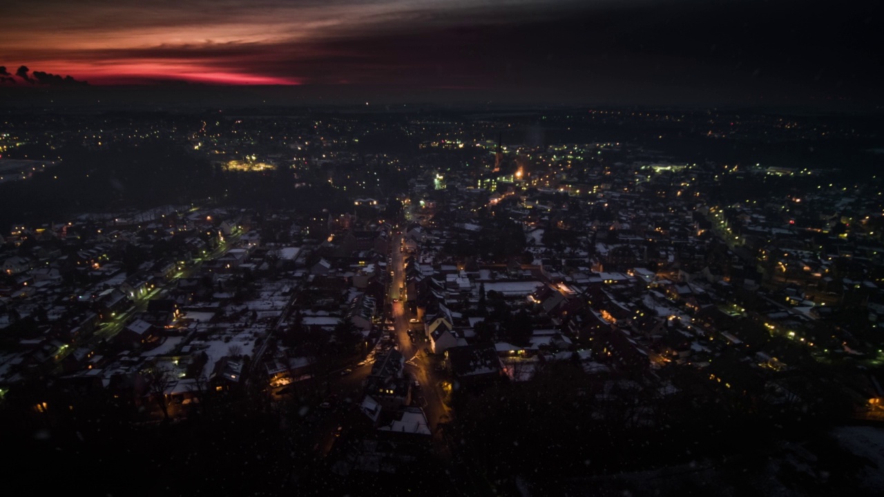 鸟瞰图，一个德国小镇，在冬天的夜晚，街道灯火通明视频素材