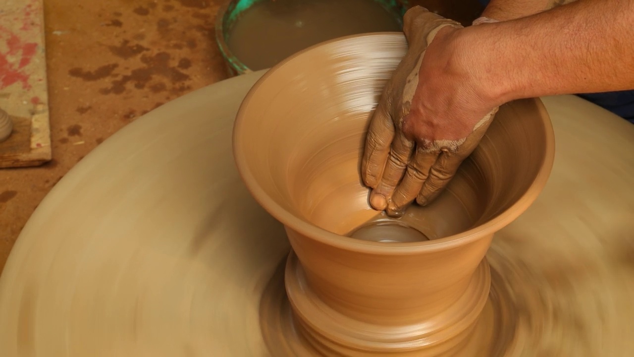 陶工在做陶瓷盘子。印度拉贾斯坦邦。视频素材