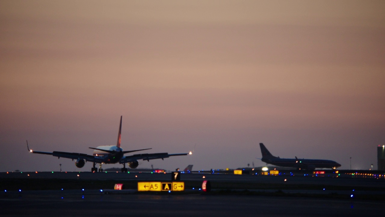 黄昏时分，飞机在洛杉矶国际机场滑行。视频素材
