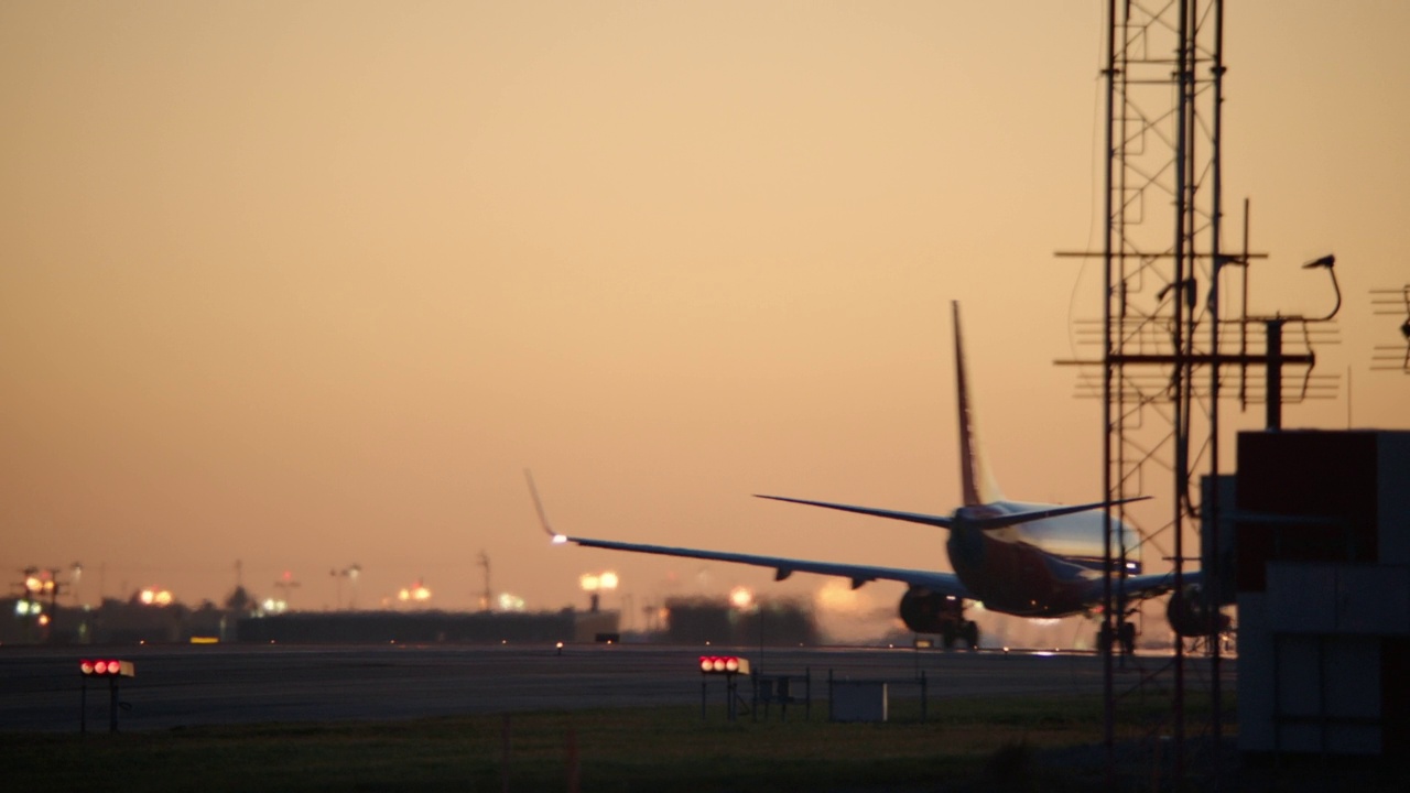 美国西南航空公司波音737飞机于黄昏时分在洛杉矶国际机场降落。视频素材