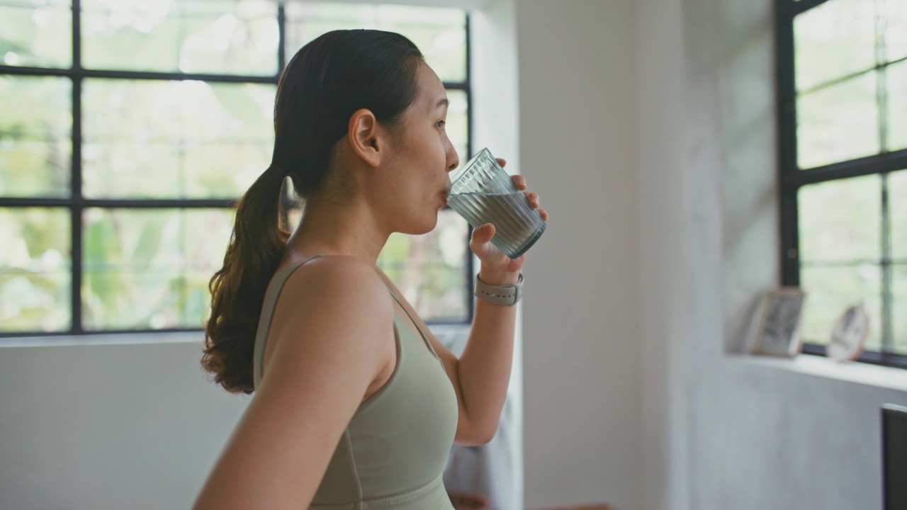 运动女性饮用水视频素材