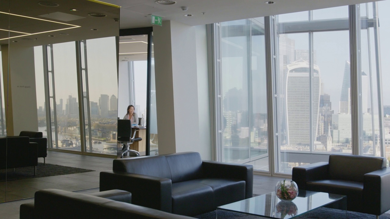 在现代高层办公室工作的女商人视频下载