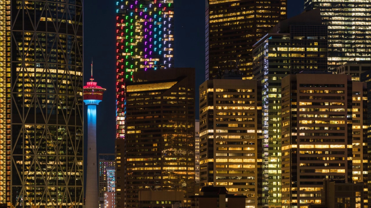 加拿大阿尔伯塔省卡尔加里市中心的现代高层建筑的黄昏延时视图视频素材