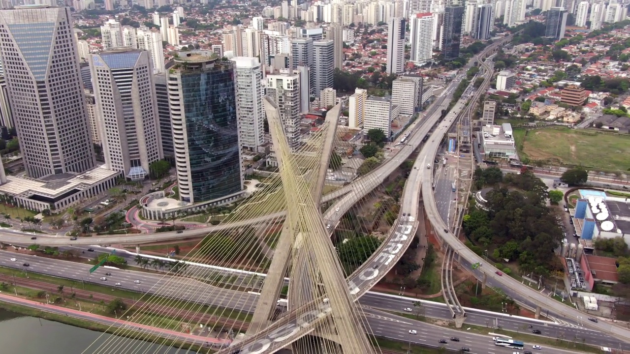 圣保罗市的标志性的Octavio Frias de Oliveira桥又名Ponte Estaiada，是巴西的商业和金融中心，也是南美洲最大的城市视频素材