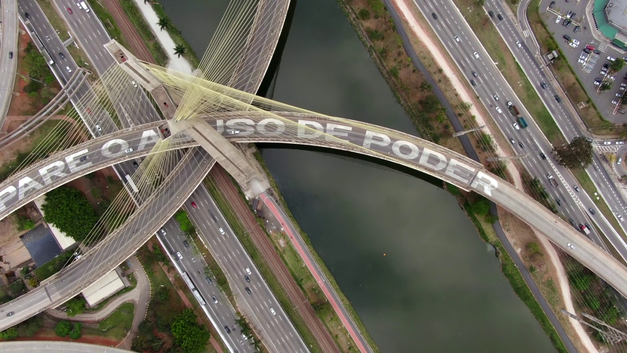 巴西圣保罗标志性的Octavio Frias de Oliveira桥(又名Ponte Estaiada)的交通鸟瞰图视频下载