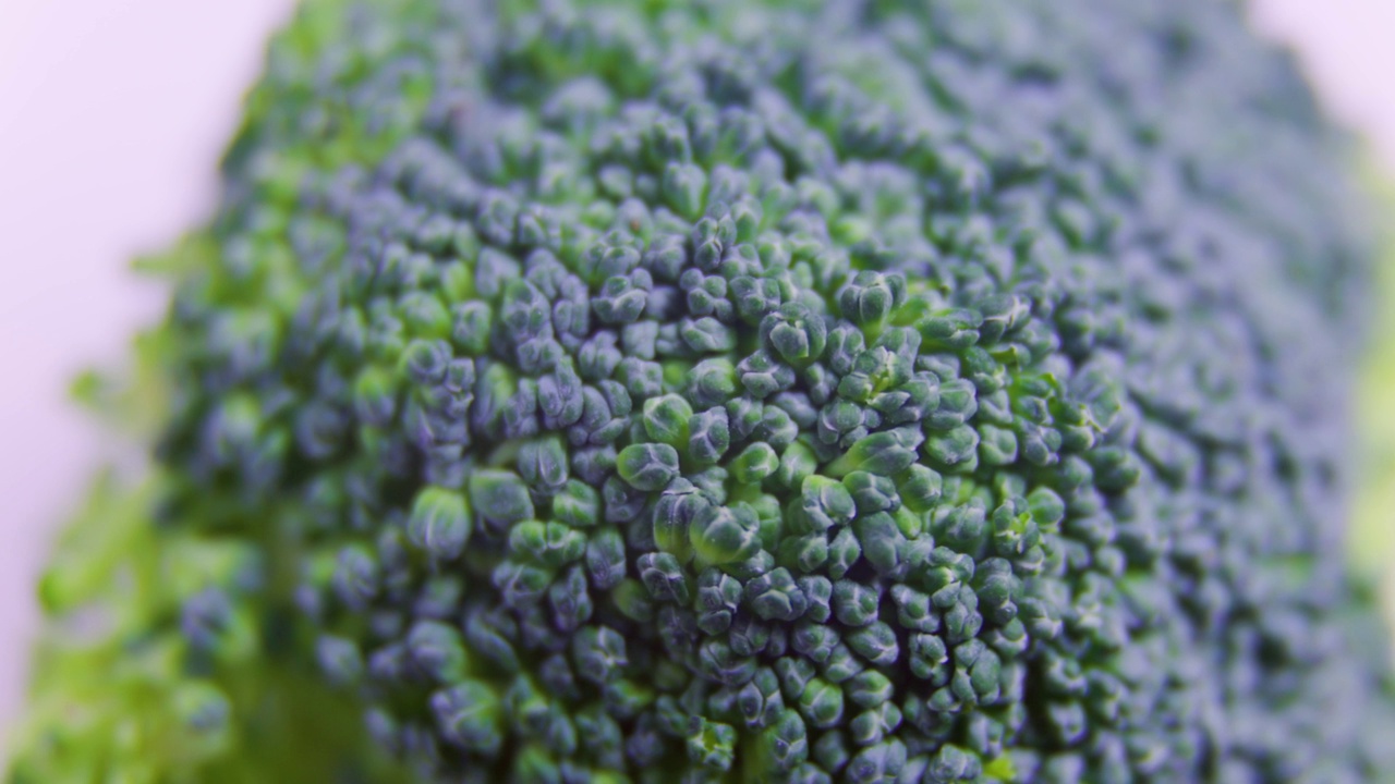 旋转拍摄各种食物，新鲜的绿花椰菜视频下载