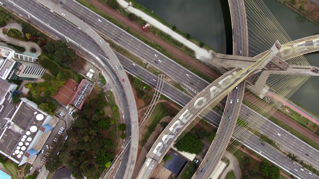 巴西圣保罗标志性的Octavio Frias de Oliveira桥(又名Ponte Estaiada)的交通鸟瞰图视频素材