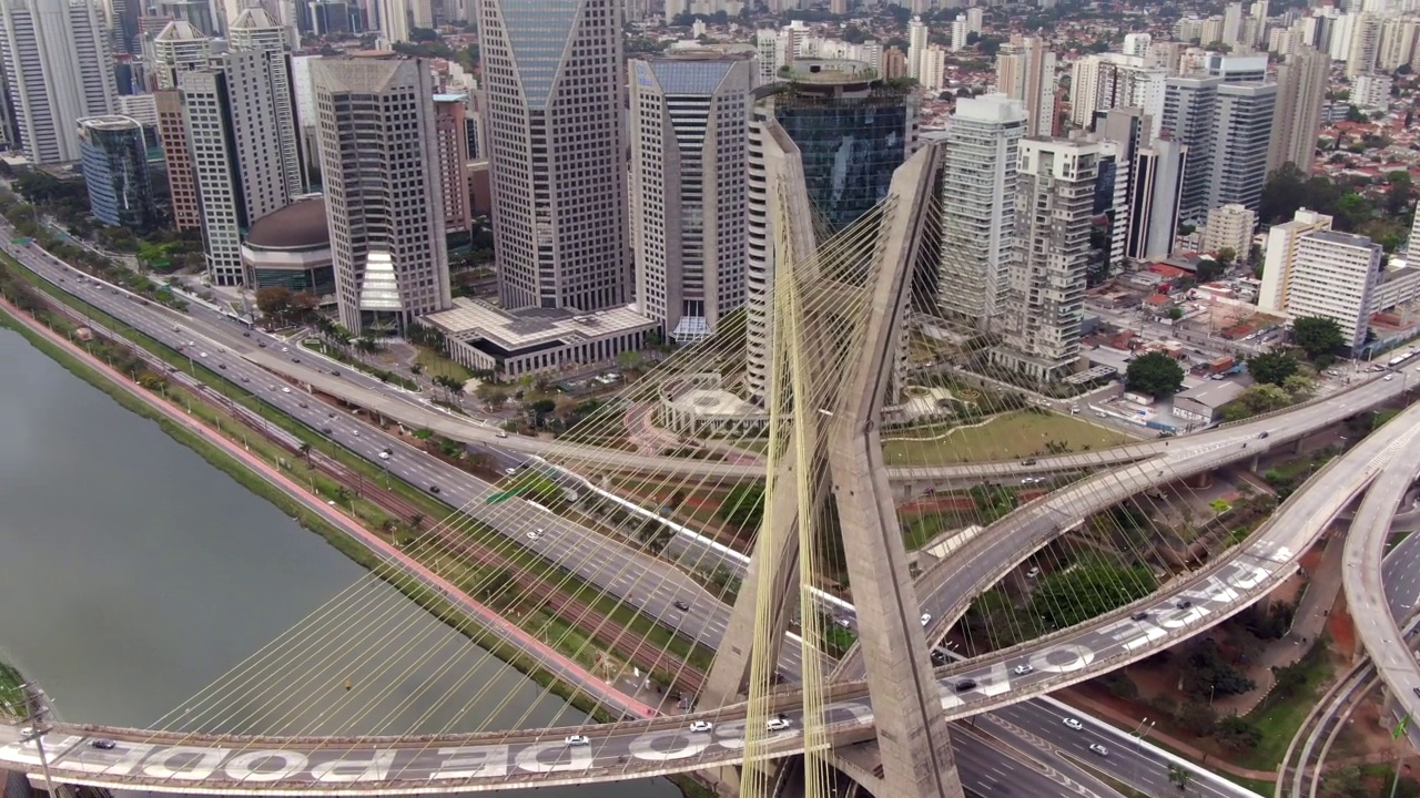 圣保罗市的标志性的Octavio Frias de Oliveira桥又名Ponte Estaiada，是巴西的商业和金融中心，也是南美洲最大的城市视频素材