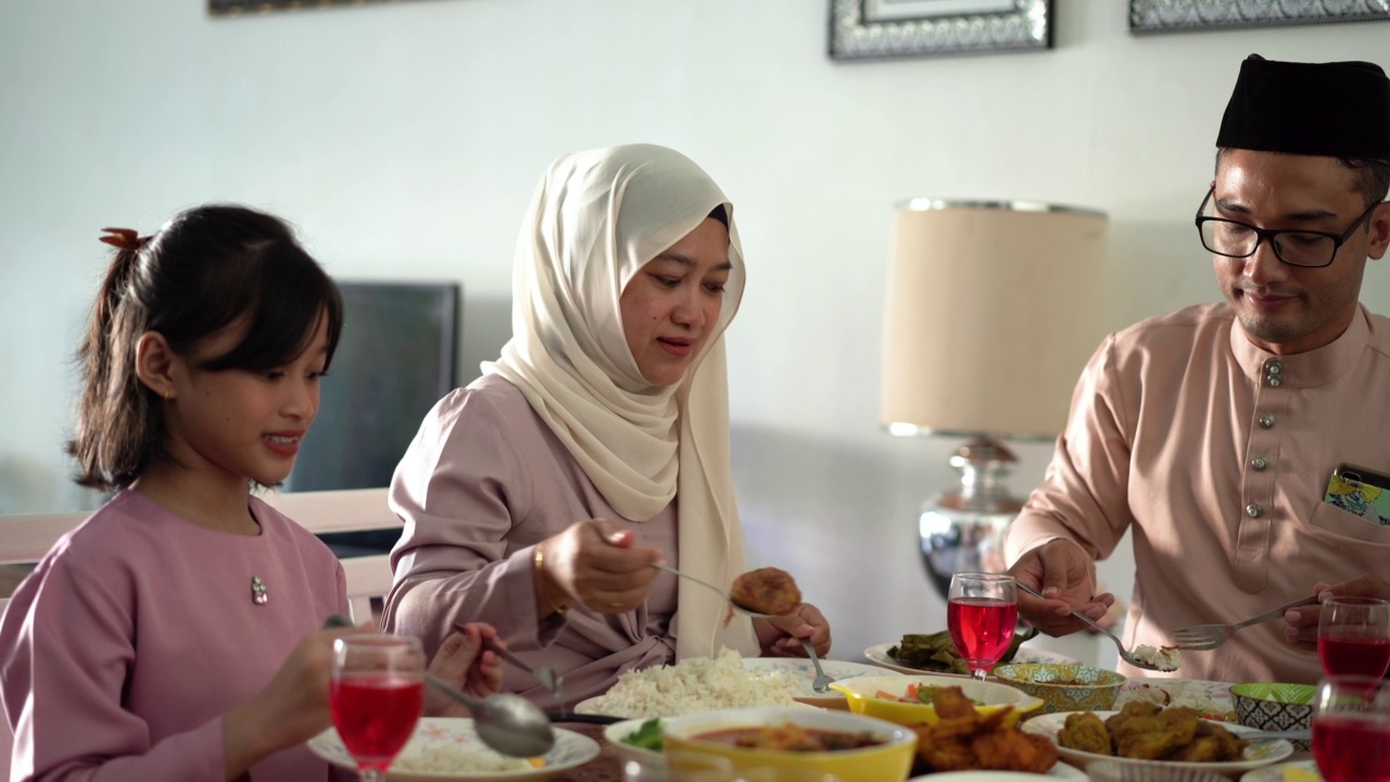 马来西亚马来西亚家庭庆祝开斋节和吃团圆饭视频下载