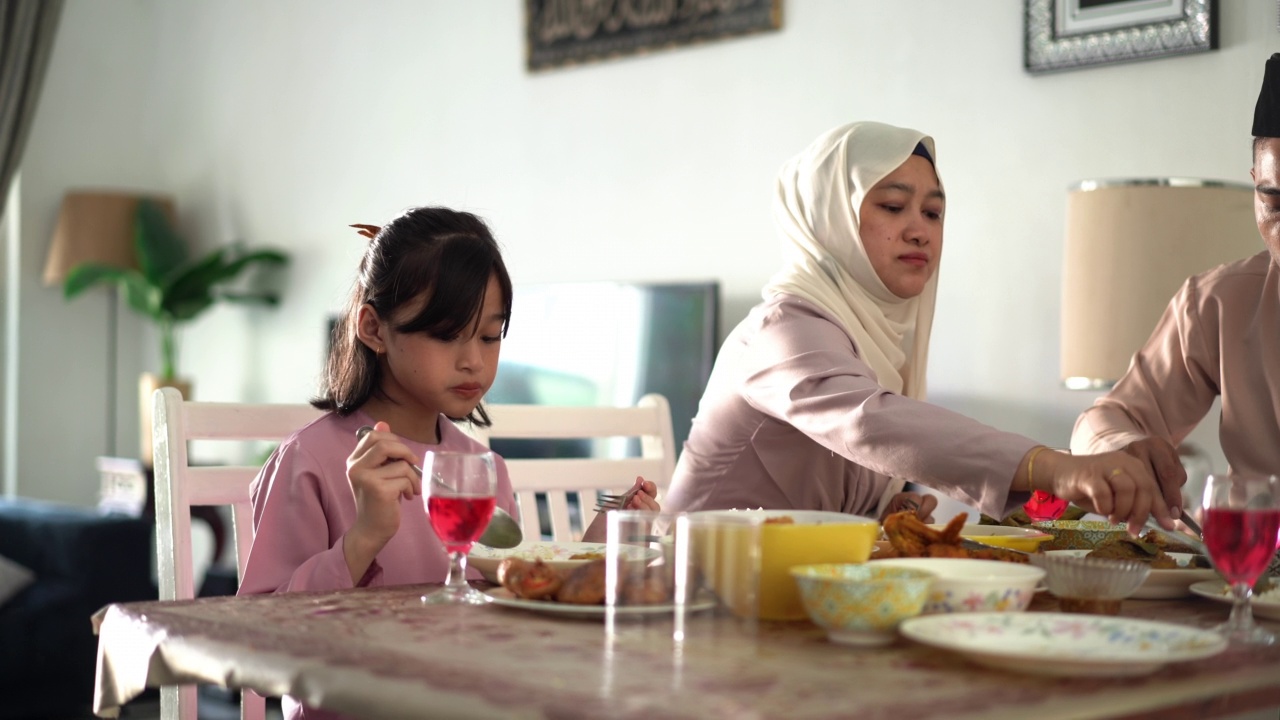 马来西亚马来西亚家庭庆祝开斋节和吃团圆饭视频素材
