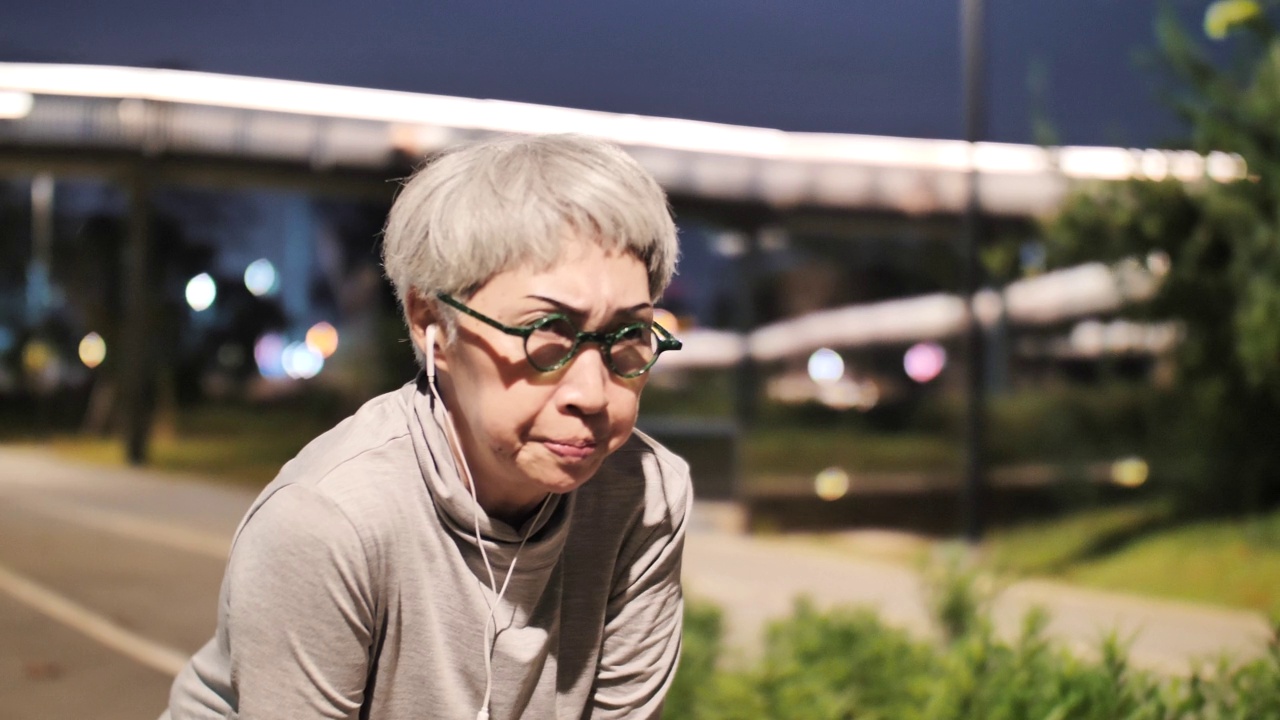 戴眼镜的老年女性厌倦了锻炼视频下载