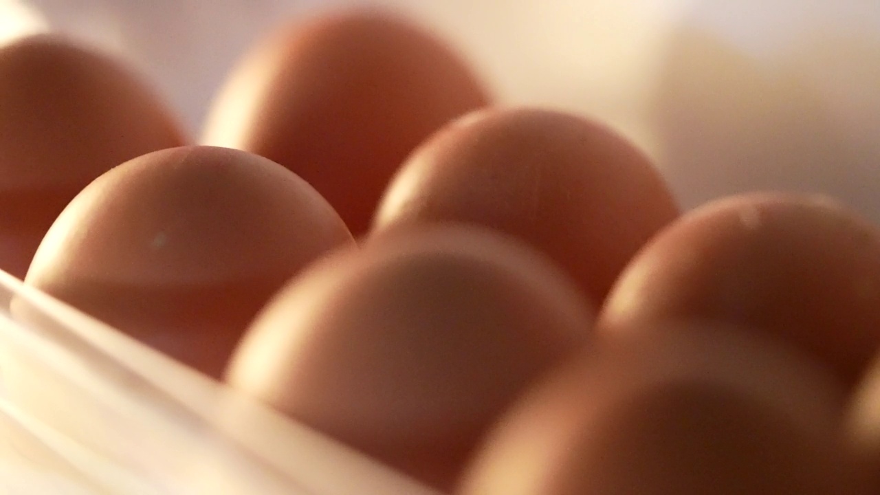 冷冻鸡蛋的特写镜头。有机鸡蛋,蛋白质视频下载