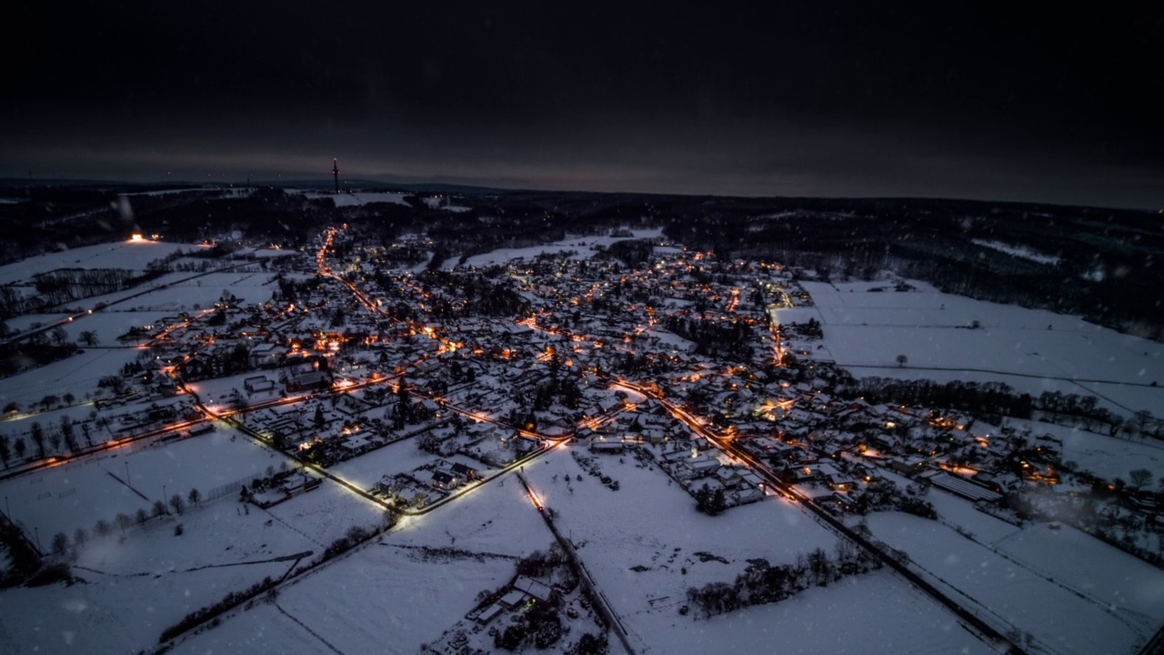 航拍的村庄在冰雪覆盖的冬季景观视频素材
