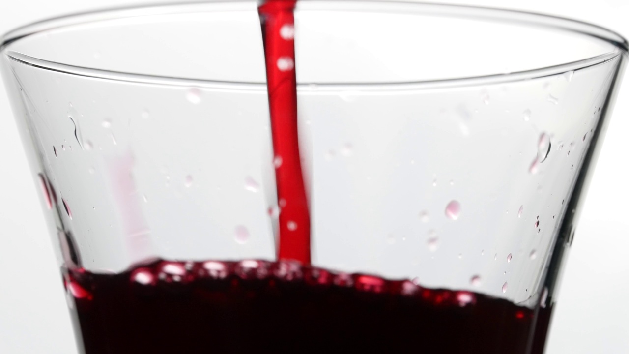 用玻璃杯倒红酒。酒，红酒酒杯奢华的倒泼概念。视频下载