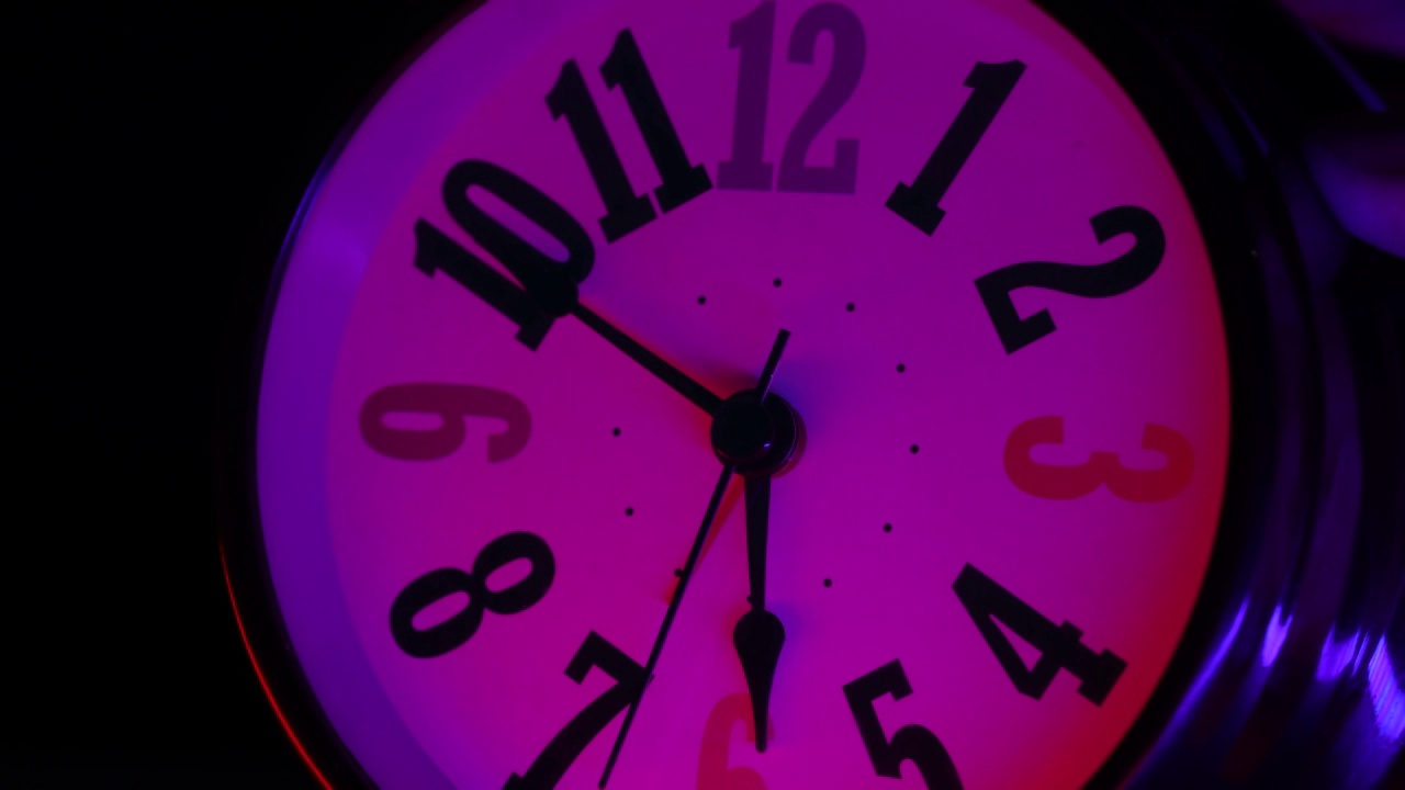 时间，第二，小时概念。复古的时钟，计时器在霓虹灯下旋转。微距镜头，计时器，计时员，时钟装置的概念。视频下载