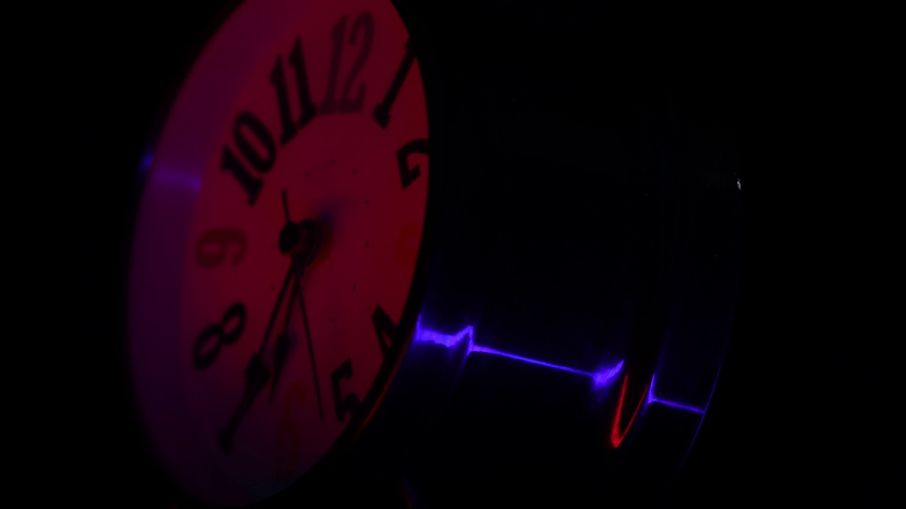 时间，第二，小时概念。复古的时钟，计时器在霓虹灯下旋转。微距镜头，计时器，计时员，时钟装置的概念。视频下载