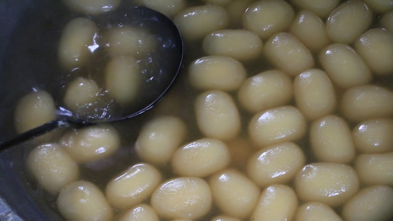 甜Rosogolla是孟加拉国的传统食物视频素材