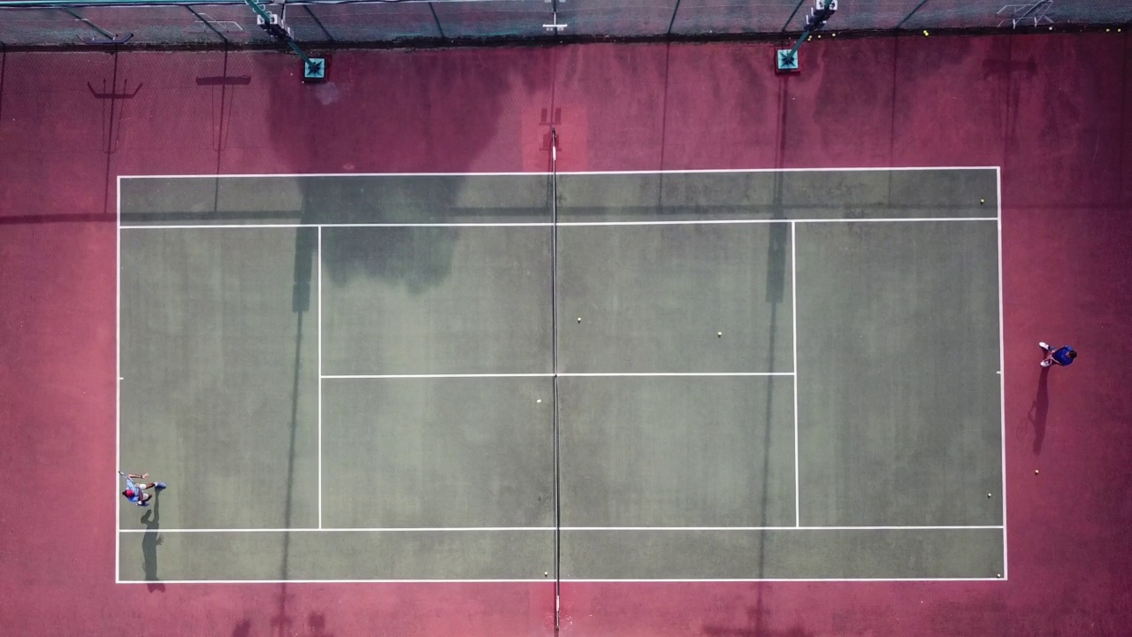 亚洲网球运动员发球时，球的正上方有阴影视频下载