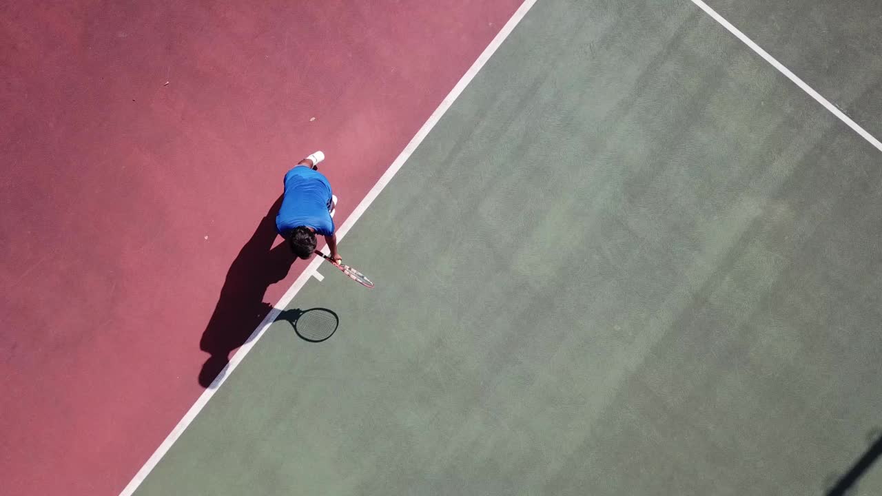 亚洲网球运动员发球时，球的正上方有阴影视频下载