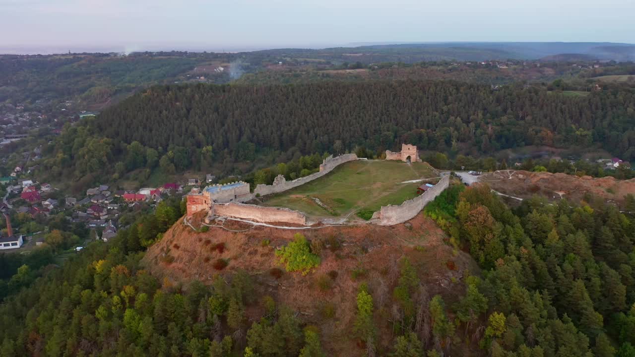 鸟瞰山顶上的克雷门涅茨城堡废墟。视频素材