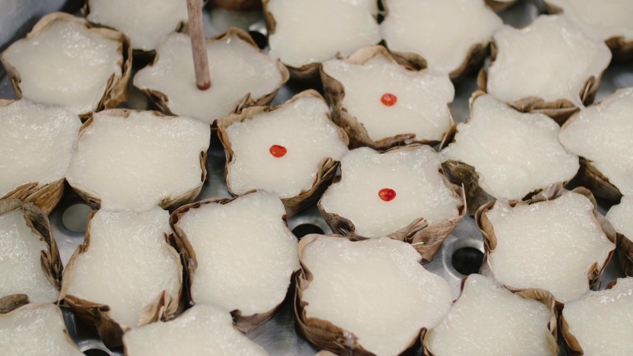 在糯米制成的中国甜食上涂上红色的斑点。视频素材