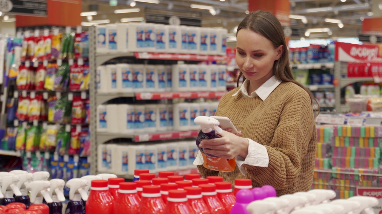 一位年轻女子在超市购买家用化学品视频素材